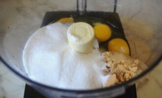 Дальше соединяем куриные яйца с сахаром. Можно использовать белый и коричневый продукт.
