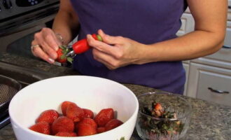 Как приготовить вкусную заготовку из клубники на зиму? Для начала перебираем ягоды. Избавляемся от хвостиков и испорченной клубники. Промываем ягоды. Это можно сделать с помощью дуршлага. Чистую клубнику перекладываем в кастрюлю.