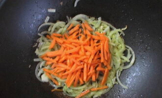 Тонкими полукольцами разделываем лук, морковь – небольшой соломкой. Обжариваем овощи на растительном масле в сковороде вок или обычной.