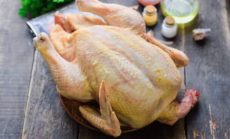 Как вкусно приготовить курицу в соевом соусе в духовке? Птицу тщательно промываем под водой внутри и снаружи.