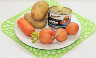 Для приготовления ну очень вкусных рыбных котлет из консервов сайры нужен очень вкусный рыбный фарш, поэтому выберите качественные ингредиенты, и согласно пропорции рецепта. Заранее отварите картофель в мундирах. Очистите морковь и лук.