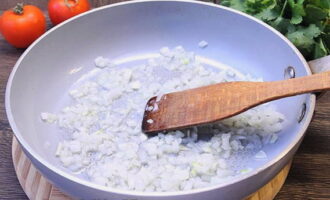 Как сварить суп харчо из баранины в домашних условиях? Очищаем репчатый лук, измельчаем его и обжариваем в сковороде с растительным маслом до прозрачного состояния. 