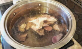 Мясо отвариваем в холодной воде, подсолив сразу после кипения. Собравшуюся на поверхности пенку удаляем и продолжаем варить бульон на протяжении 30 минут.