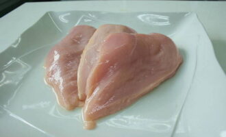 Для начала берем куриную грудку и обрезаем все лишние части: сухожилия, куски жира и пленки.