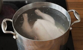 Как сварить вкусные щи на курином бульоне? Промываем курицу и помещаем в кастрюлю с водой. Включаем плиту и начинаем варить бульон. В процессе кипения снимаем пену и оставляем на плите еще на 1,5 ч. 