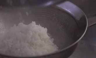 Рис отвариваем всего минут пять, после чего откидываем рис на дуршлаг, чтобы слить ненужную воду.
