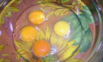 Как приготовить пышный омлет в мультиварке? Отмерять необходимое количество молока нужно очень интересным способом: разбейте яйцо так, чтобы одна половинка скорлупы осталась без особых повреждений. Объем этой скорлупки равен примерно 20-30 мл, в зависимости от размера яйца, поэтому соотношение получается более точное. Разбейте яйца в глубокую миску, добавьте соль и перец.