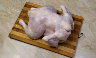 Как приготовить колбасу из курицы в домашних условиях? Курицу хорошо вымываем, разрезаем на отдельные части.