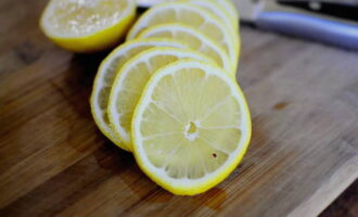 Как заготовить березовый сок с лимоном в домашних условиях? Помойте и вытрите лимон. Возьмите нож и разделочную доску и нарежьте цитрус кружочками. 