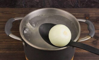 Как приготовить классический щавелевый суп с яйцом по пошаговому рецепту? Куриное мясо отвариваем в подсоленной воде вместе с очищенной головкой лука.