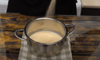 Как приготовить вкусный творожный пасхальный кулич? В теплом молоке растворяем сухие дрожжи и столовую ложку сахар от общего количества. Все тщательно перемешиваем.