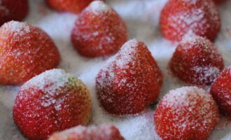 Поверх ягод насыпаем сахар. Перемешиваем, чтобы сахар попал на все ягоды. 