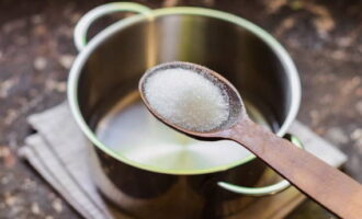 Для сиропа соединяем сахарный песок с водой и доводим смесь до кипения, не забывая постоянно помешивать.