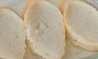 Нарежьте белый хлеб ломтиками и срежьте с них твёрдую корочку. Замочите булку в теплой воде на пять минут. Хлеб размякнет и немного увеличится в размере. Перемешайте получившуюся массу и добавьте её в фарш.