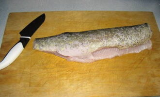 Затем аккуратно разрезаем нашу рыбу по хребту. Удаляем крупные кости (мелкие перемелются в мясорубке) и снимаем кожу.