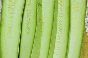 Как приготовить кабачки на мангале? Овощи помойте и нарежьте полосками шириной 1 сантиметр, посолите с двух сторон.