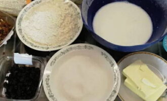 Как приготовить самый вкусный пасхальный кулич на сухих дрожжах? Первым делом в подогретое молоко просеиваем пшеничную муку и вмешиваем дрожжи. Оставляем тесто в теплом месте на 30 минут.