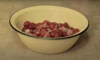 Оставьте ягоды на 3-4 часа (или на ночь) для выделения сока.
