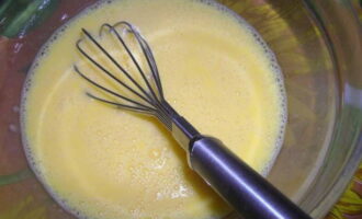 Венчиком или вилкой слегка взбейте яйца с молоком до появления крупной пены.