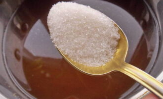 2/3 стакана сахара также засыпаем в воду с сухим квасом. Слегка перемешиваем содержимое банки.