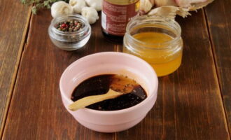 В глубокой миске смешиваем мед, оливковое масло, соевый соус, паприку, перец и чеснок (измельчаем с помощью терки). Затем хорошо смазываем глазурью куриные грудки и оставляем в покое на 2-3 часа.