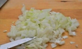 В это время подготовьте овощи для ухи по-фински. Очистите от шелухи и промойте лук. Мелко покрошите его. Вымойте и очистите морковь нарежьте кубиками. То же самое повторите с картофелем. Эти овощи лучше не нарезать слишком крупно. Налейте в сковороду масло и слегка обжарьте лук и морковь до золотистого цвета. 