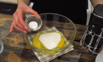 В отдельную миску разбиваем яйца, добавляем соль, сахар, ванилин и перемешиваем до полного растворения всех кристаллов. 