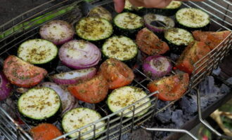 Спустя это время выкладываем овощи на решетку и держим на протяжении 5-10 минут с одной стороны.