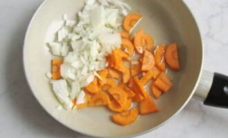 Приступаем к подготовке овощей. Тщательно промываем морковь и лук. Лук нарезаем на небольшие кусочки. Морковь нарезаем полукольцами. Она не является обязательным ингредиентом для ухи. Однако без моркови цвет бульона станет блеклым и потеряет свою насыщенность. Ставим разогреваться сковороду. Добавляем на неё растительное масло. Обжариваем лук и морковь. Признаком готовности станет золотистый цвет овощей. 