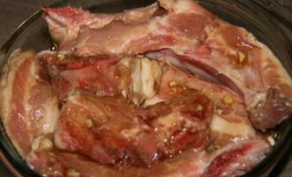 Подготовленные свиные ребрышки заливаем приготовленным маринадом, по возможности он должен покрывать все мясо. И оставляем в таком виде на протяжении любого времени. Чем больше, тем лучше.