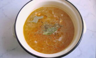 Подогретую томатную пасту, хмели-сунели и лавровый лист добавляем в кастрюлю с супом. В завершении солим, перчим и варим еще минут 7-10.