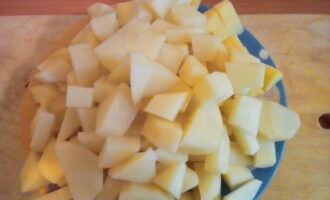 Картошку нарезаем соломкой или произвольно, как нравится.