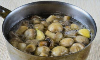 Чистые грибы кладём в кастрюлю с маринадом и варим всё в течение 5-6 минут. 