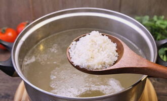 Промываем рис и погружаем его в кипящий бульон.