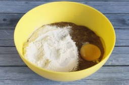 В фарш разбиваем яйцо, засыпаем просеянную муку, добавляем майонез, перец и соль.