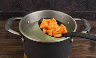 Спустя 10 минут варки опускаем в суп и кубики моркови.