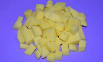 Картофель чистим, моем и нарезаем на кубики среднего размера.