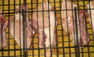 Зажимаем ребрышки в решетку и при этом следим, чтобы между кусочками мяса оставались промежутки.
