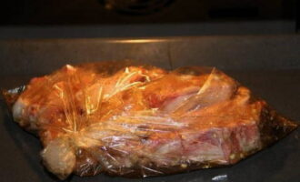 В данном варианте приготовления замаринованные свиные ребрышки помещаем в рукав для запекания и отправляем в разогретую до 180 градусов духовку. 