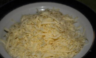 Пока котлеты запекаются, натираем на крупной тёрке сыр. Лучше использовать сыр мягких сортов, так как он лучше плавится.