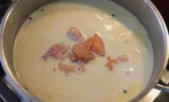 Через 3 минуты после добавления рыбы влейте в кастрюлю сливки. Перед этим немного встряхните их в пачке или слегка взбейте в чашке. Посолите и поперчите сливочный суп.