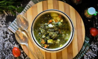 Накройте кастрюлю крышкой и оставьте на 10-15 минут. Когда щи из щавеля настоятся, разлейте их по тарелкам и подавайте на стол. Этот суп отлично сочетается с холодной сметаной или майонезом.
