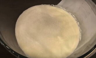 Чтобы приготовить крем, берем сметану, выливаем ее в миску и взбиваем миксером. Добавляем сахар и снова взбиваем до однородности 2-3 минуты.