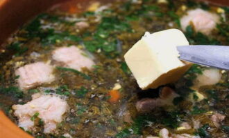 В горячий суп добавьте кусочек сливочного масла и накройте кастрюлю крышкой. Борщ должен настояться хотя бы 10-15 минут.