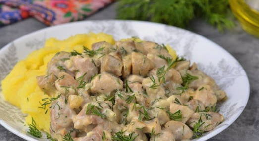 Курица с грибами в сметанном соусе — 6 рецептов на сковороде, в духовке