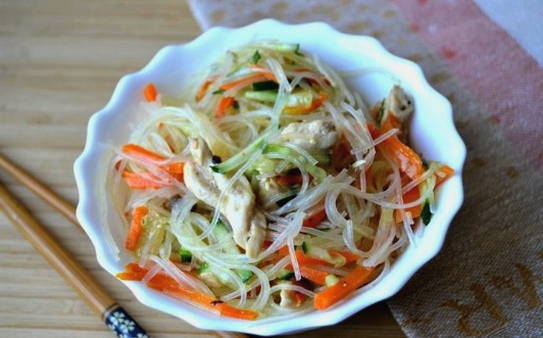 Салат с фунчозой, морковью по-корейски и мясом