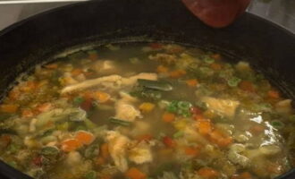 Сваренный суп накрываем крышкой и оставляем настаиваться в течение 10 минут.
