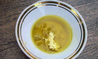 В отдельной миске смешать масло, соль, раздавленный чеснок и мелко нарубленные травы. Важно нарезать тимьян, розмарин и мяту сухими, тогда они отдадут весь аромат маринаду. 