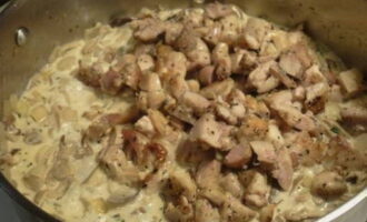 Когда соус закипит, добавляем нарезанную курицу, хорошо перемешиваем и готовим 3 минуты.