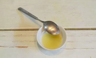 Лимонный сок можно использовать уже готовый или самостоятельно выдавить его из свежего фрукта. Смешайте лимонный сок с солью и сахаром, полученную массу перелейте в чашу.